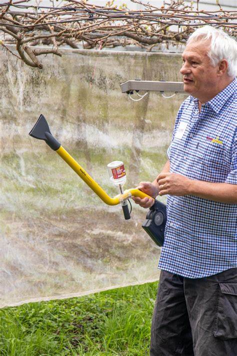 Electric kiwipollination tool